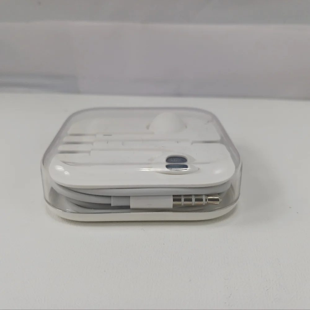 NWOT Apple Wired Ear Buds